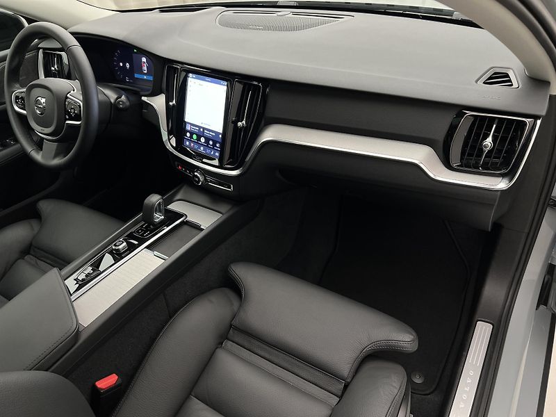 Volvo V60 B4 PLUS DARK AUT 1.maj. - fotka 24 z 47