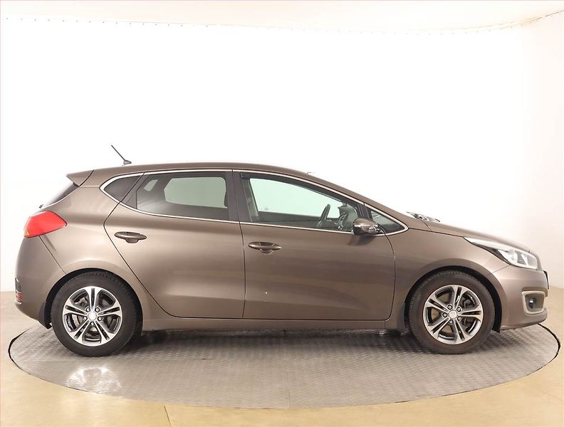 Kia Ceed (2017) 1.6 GDI, Serv.kniha, Tempomat - fotka 6 z 16