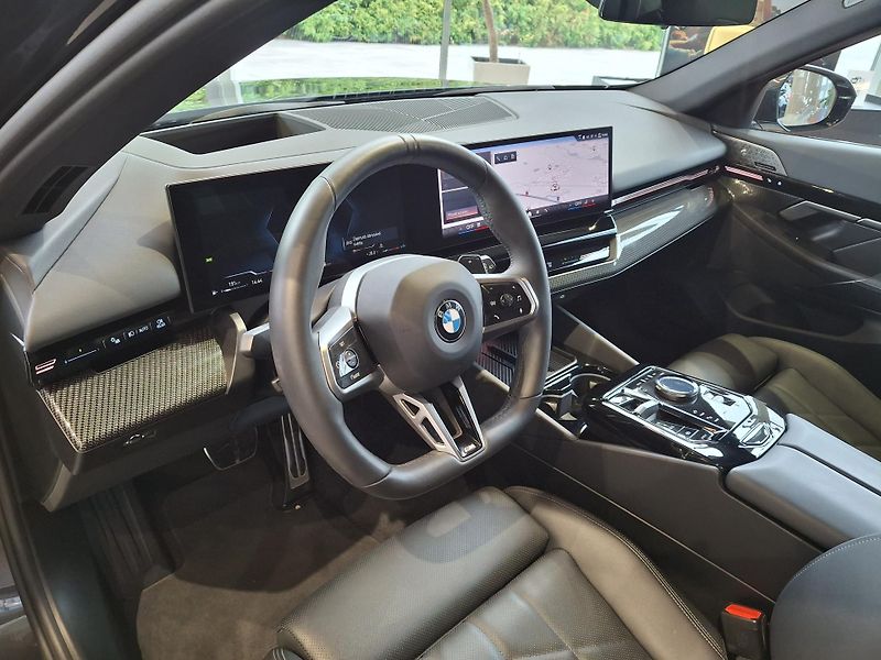BMW Řada 5 540d xDrive Touring M-Sport  - fotka 8 z 27