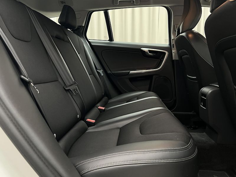 Volvo V60 CC D4 KINETIC AUT CZ - fotka 17 z 35