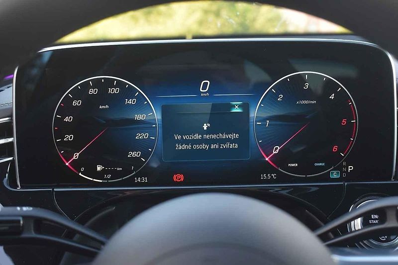 Nový Mercedes-E je současně důstojný i naprosto moderní