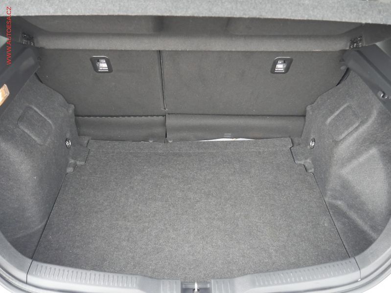Toyota Auris (2017) 1.6i, ČR, AC, kamera - fotka 7 z 21