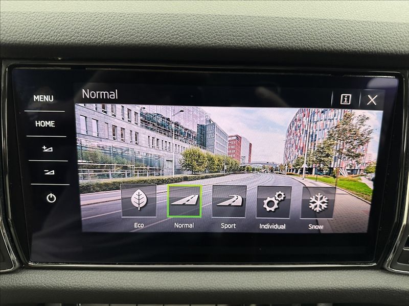 Škoda Kodiaq 2,0 DSG 4X4 CANTON ACC 360° - fotka 25 z 47