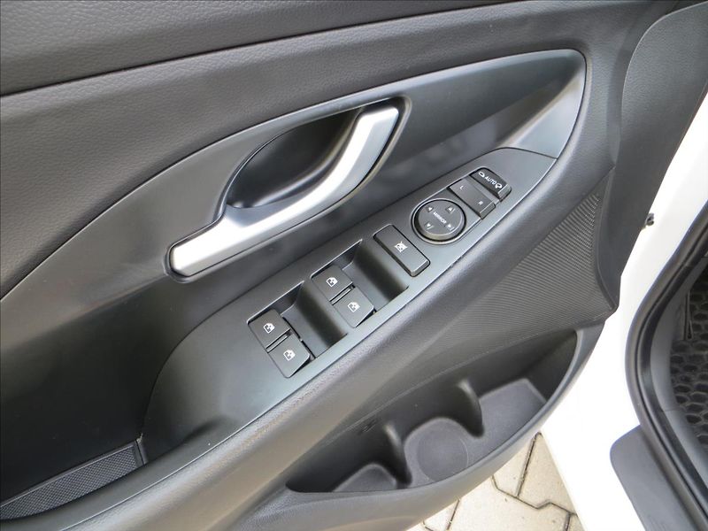 Hyundai i30 1,0 T-GDI DCT Comfort ČR - fotka 12 z 23