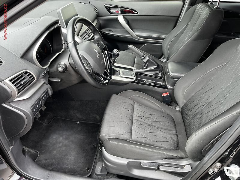 Mitsubishi Eclipse Cross (2018) 1.5 T-MIVEC, Intense - fotka 9 z 17