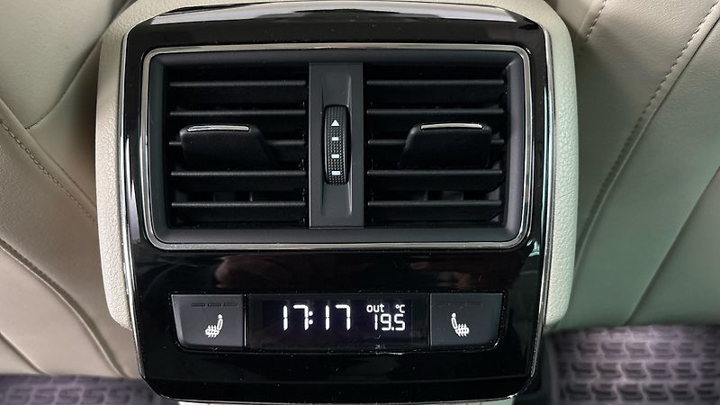 Škoda Superb 1.5 TSI DSG L&K Combi - fotka 23 z 33