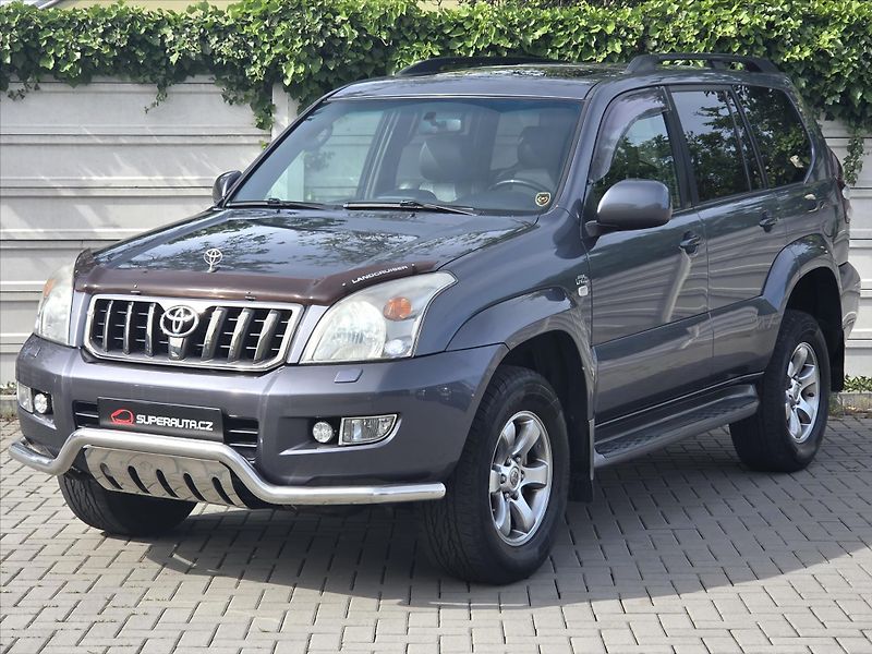 Toyota Land Cruiser 3,0 D-4D 127kW 8-míst ČR 1.maj - fotka 3 z 44