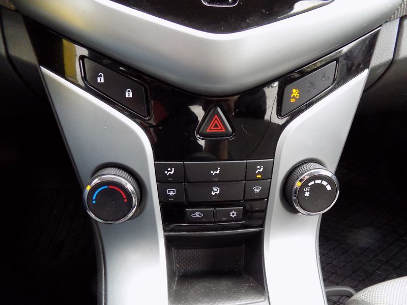 Chevrolet Cruze (2011) 1.8i/16V/Klimatizace/ČR/ - fotka 28 z 31