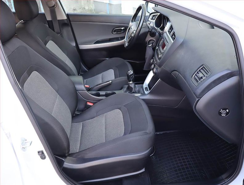 Kia Ceed (2018) Silver 1.4 CVVT, Serv.kniha - fotka 9 z 16
