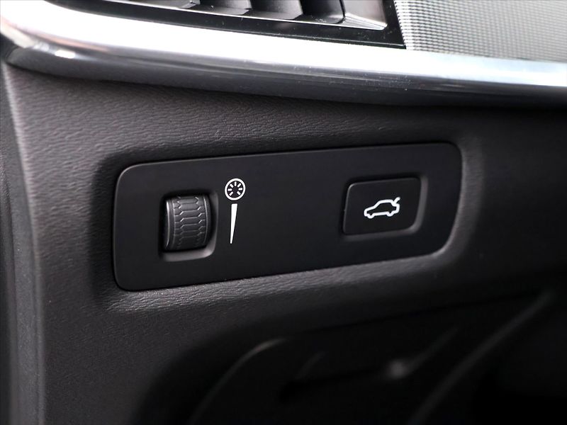 Volvo V90 2,0 D3 Drive-E Momentum Auto - fotka 17 z 38