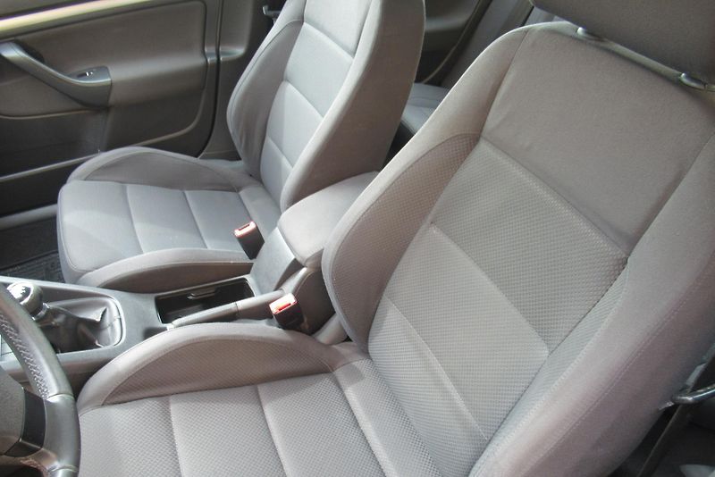 Volkswagen Golf 1.9 TDi AUT. KLIMA TAŽNÉ - fotka 14 z 18