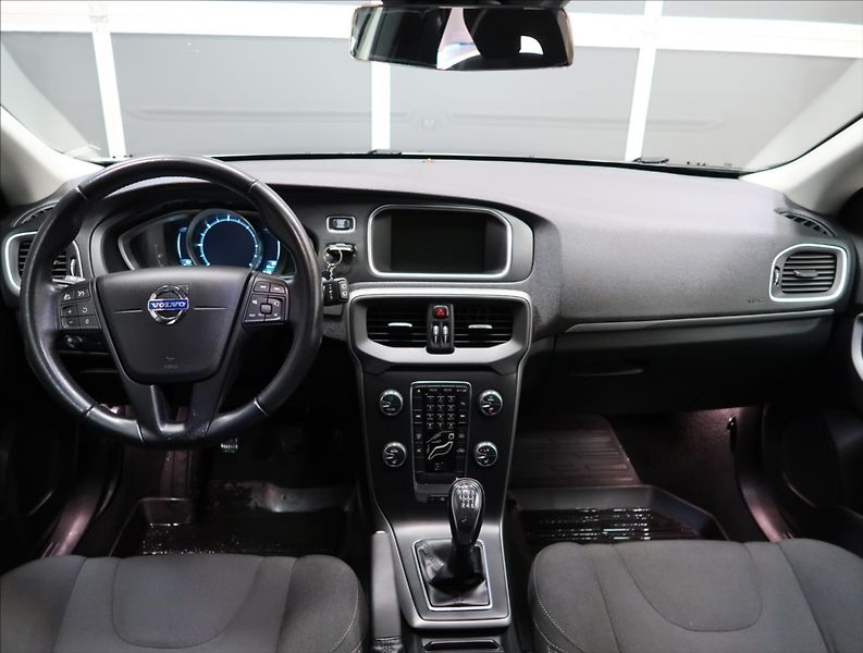 Volvo V40 1,6 D2 VÝHŘEV SEDADEL 2x ALU - fotka 12 z 23