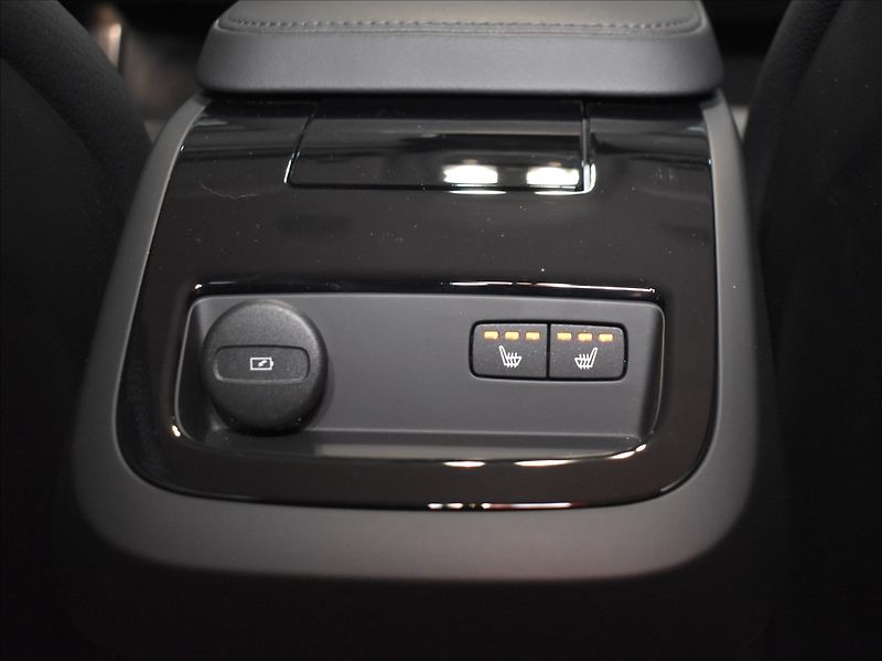 Volvo V60 2,0 T6 AWD Core - fotka 18 z 26