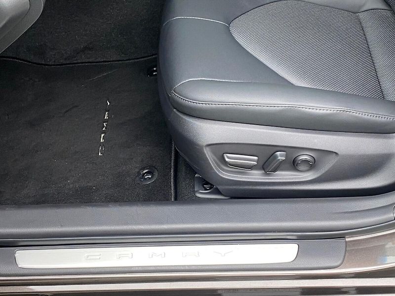 Toyota Camry 2,5 Hybrid Executive - fotka 15 z 30