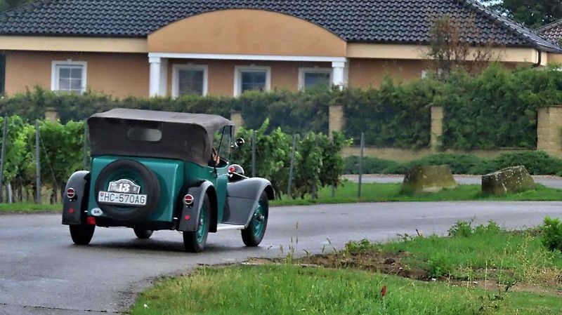 Pálavský Oldtimer přilákal na Břeclavsko desítky elegantnch veteránů.