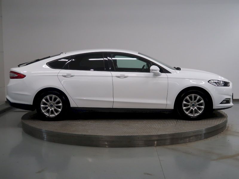 Ford Mondeo (2019) 1.5ecoBoost 121KW - fotka 8 z 31