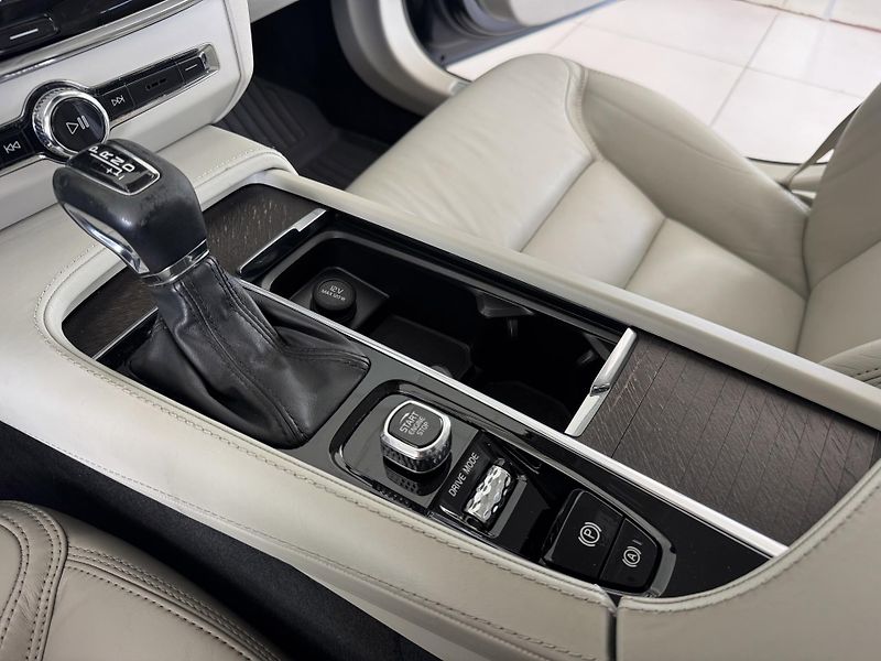 Volvo V90 CC*D5 173kW*AWD*KeyLess*Tažné - fotka 22 z 34