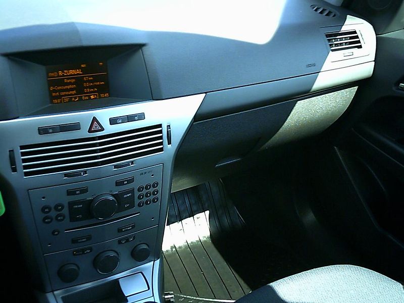 Opel Astra (2011) 1.6i KOUPENO ČR,1.MAJITEL - fotka 10 z 10