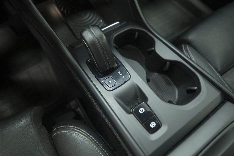 Volvo XC40 2,0 T5 AWD NAVI KAMERA TAŽNÉ - fotka 24 z 47