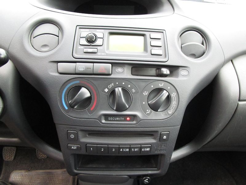 Toyota Yaris 1,0-48KW+NOVÝ OLEJ+FILTR - fotka 10 z 12