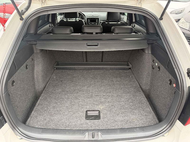Škoda Octavia (2012) 2.0 TDi, RS, DSG, xenon - fotka 7 z 18