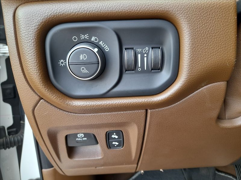 RAM 1500 5,7 HEMI LARAMIE 4x4 - fotka 18 z 33