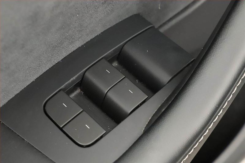 Tesla Model Y (2023) RWD LFP 60kWh, SoH 95% - fotka 26 z 30