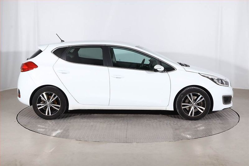Kia Ceed (2018) Gold 1.4 MPI, Serv.kniha - fotka 6 z 23