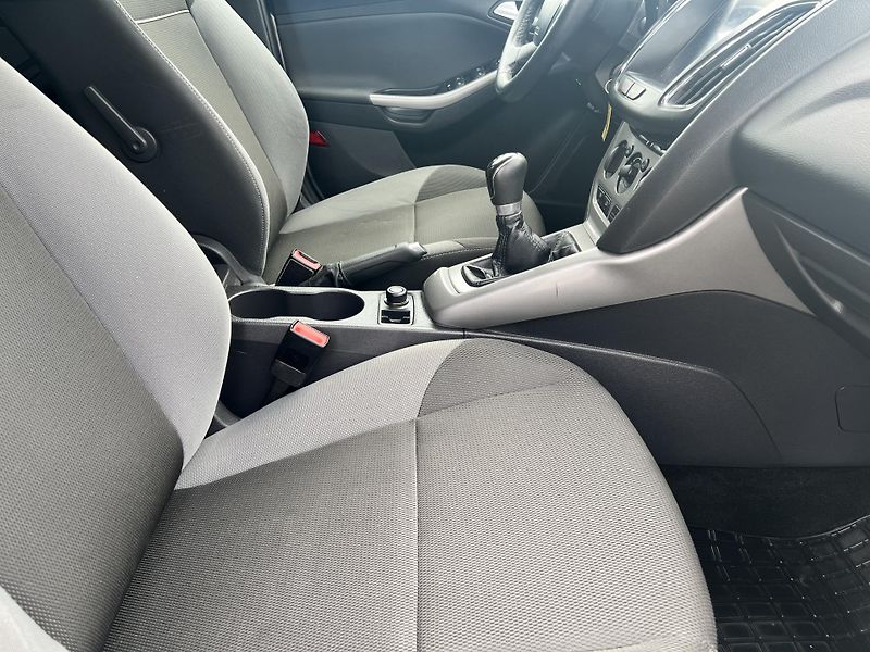 Ford Focus 1.6i KLIMATIZACE NAVI ALU KOLA - fotka 34 z 42