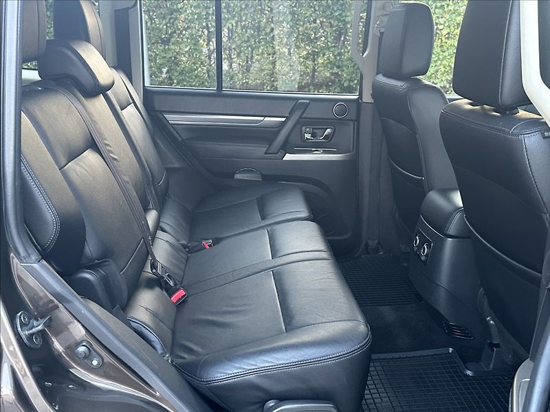 Mitsubishi Pajero 3,2 DI-D 190PS  Instyle-7 4x4 - fotka 19 z 54