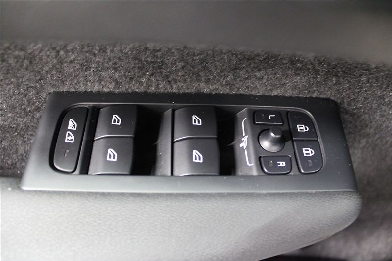 Volvo XC40 2,0 B4 Black REZERVOVÁNO - fotka 11 z 24