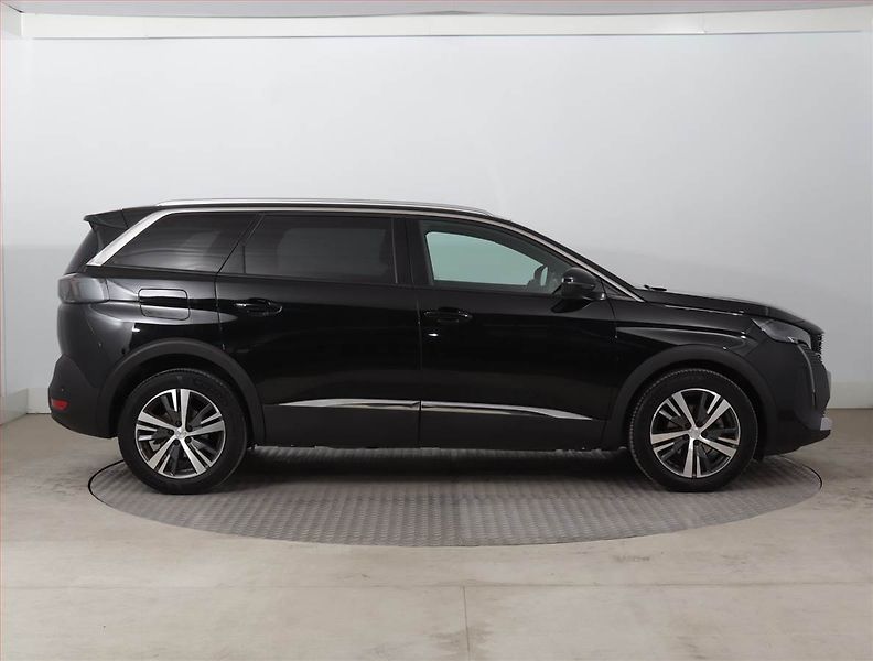 Peugeot 5008 (2023) Allure PureTech 130 - fotka 6 z 23