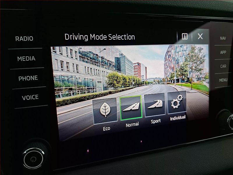 Škoda Karoq (2019) Sportline 1.5 TSI - fotka 18 z 21