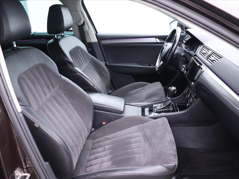 Škoda Superb 2,0 TDI 110kW Style CZ - fotka 10 z 39