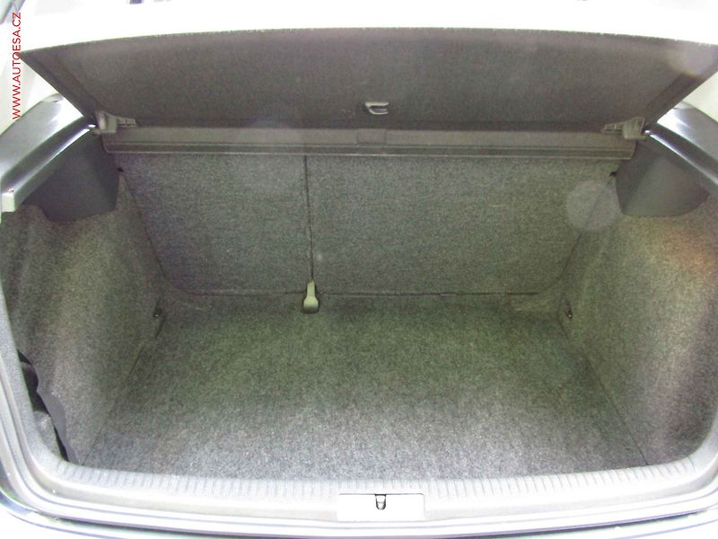 Volkswagen Golf (2012) 1.2 TSi, ČR, autoAC, temp - fotka 7 z 16
