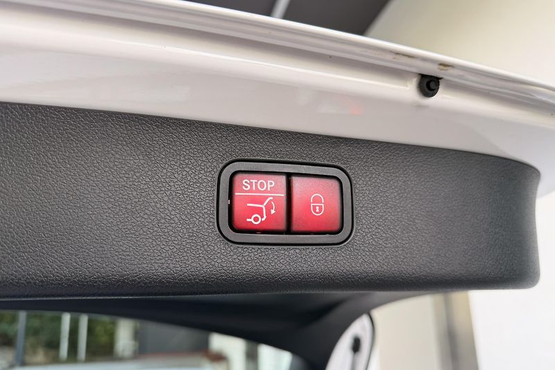 Mercedes-Benz Třídy E (2024) E 300de 4Matic  - fotka 12 z 68