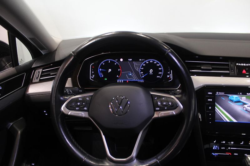 Volkswagen Passat (2021) 2.0TDI DSG Display LED - fotka 30 z 34