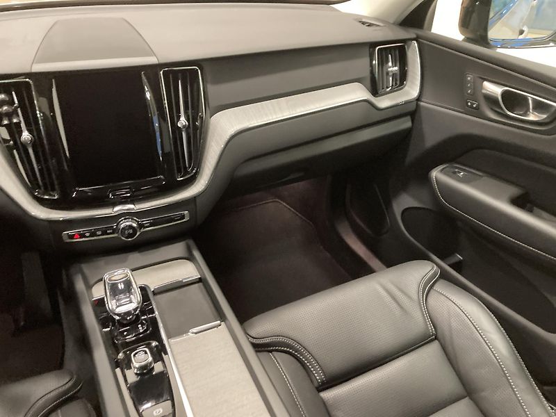 Volvo XC60 T6 eAWD ULTRA DARK - fotka 14 z 26