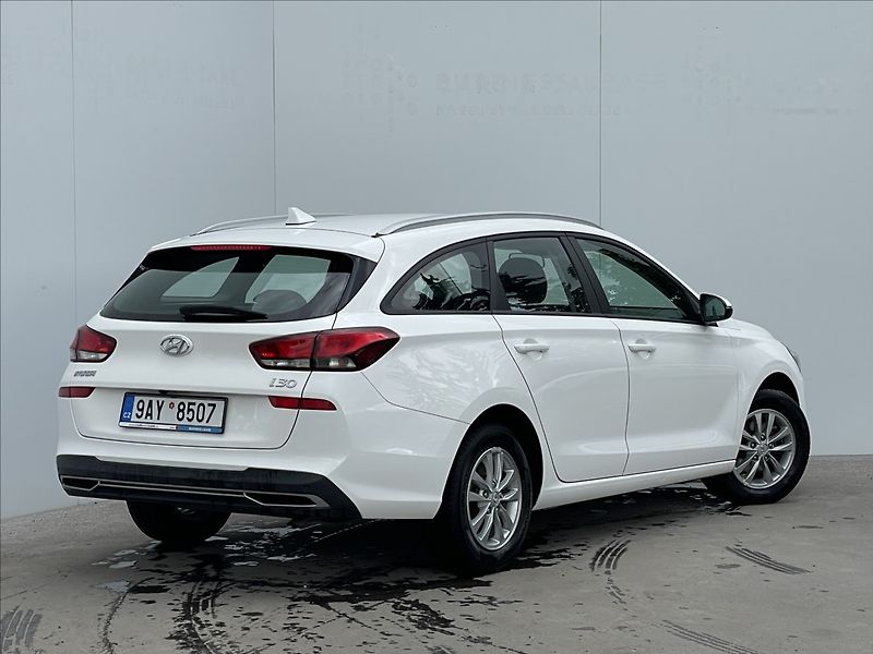 Hyundai i30 1,5 CVVT Combi Comfort - fotka 3 z 23