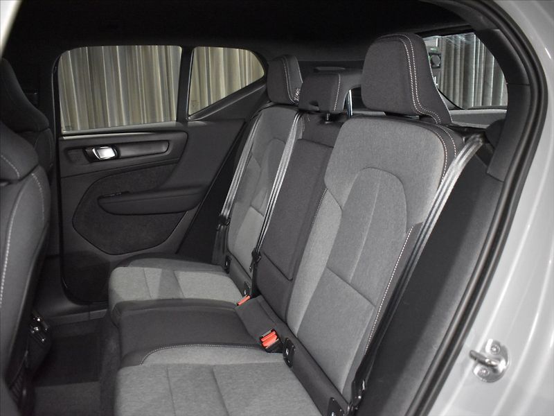 Volvo XC40 2,0 B3 Plus Dark Bezklíč - fotka 10 z 23