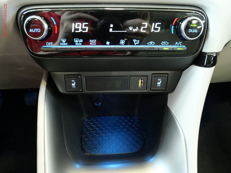 Toyota Yaris (2023) 1.5VVT-i, 2.maj,ČR, Navi, AC - fotka 20 z 21