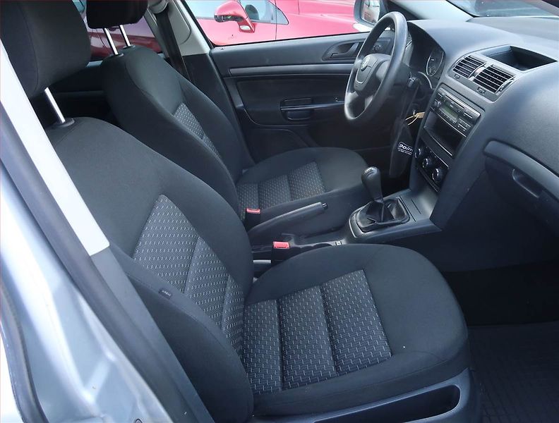 Škoda Octavia (2011) Ambiente 1.6 TDI - fotka 9 z 13