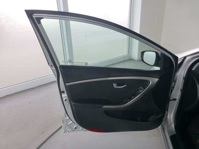 Hyundai i30 (2013) 1,6CRDI*ALU**VYHŘ.SED***KAMERA - fotka 9 z 25