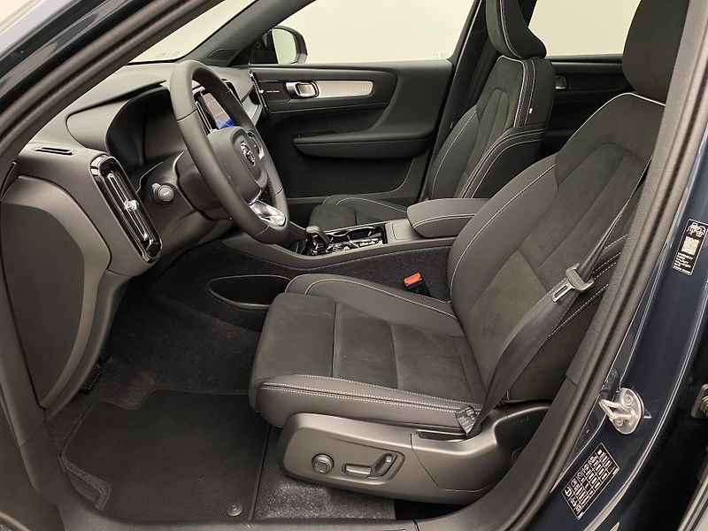 Volvo XC40 (2026) B3 AUT DARK ULTRA  - fotka 3 z 61