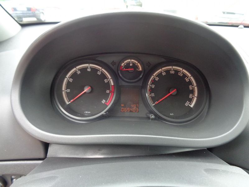 Opel Corsa 1,2 - fotka 13 z 18