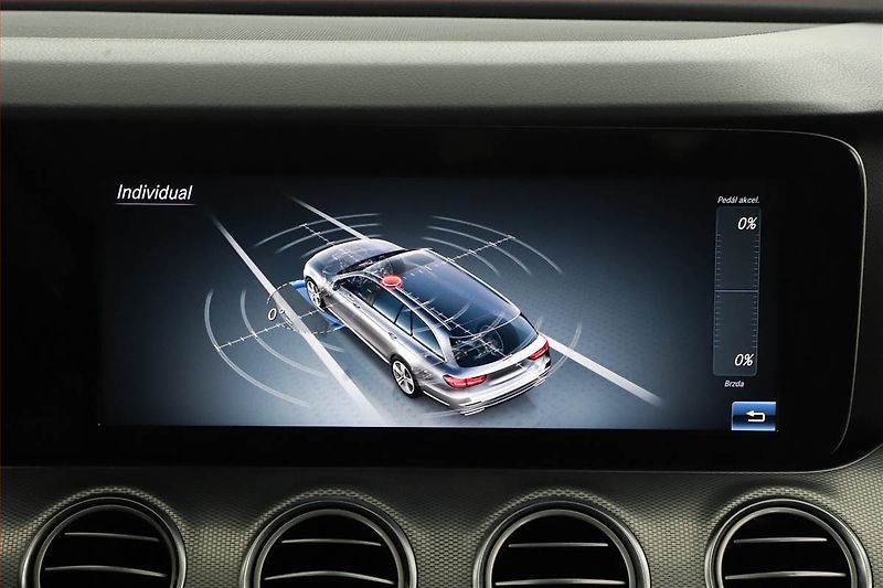 Mercedes-Benz Třídy E (2017) AMG Paket E 400 4MATIC - fotka 21 z 29