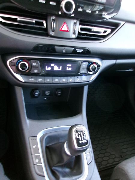 Hyundai i30 (2023) 1.0T-GDi 88kW SMART NAVI - fotka 17 z 20