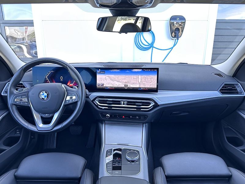 BMW Řada 3 318i Touring - fotka 5 z 24