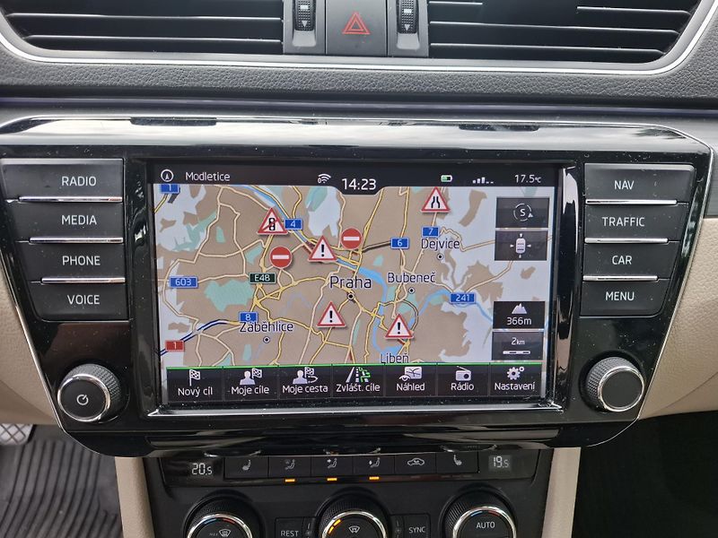 Škoda Superb (2016) 2.0 TDI Elegance, alkantara - fotka 19 z 21