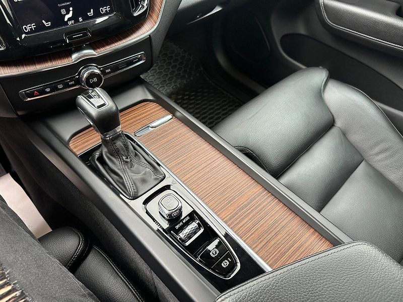 Volvo XC60 D4 140Kw AWD - fotka 19 z 23